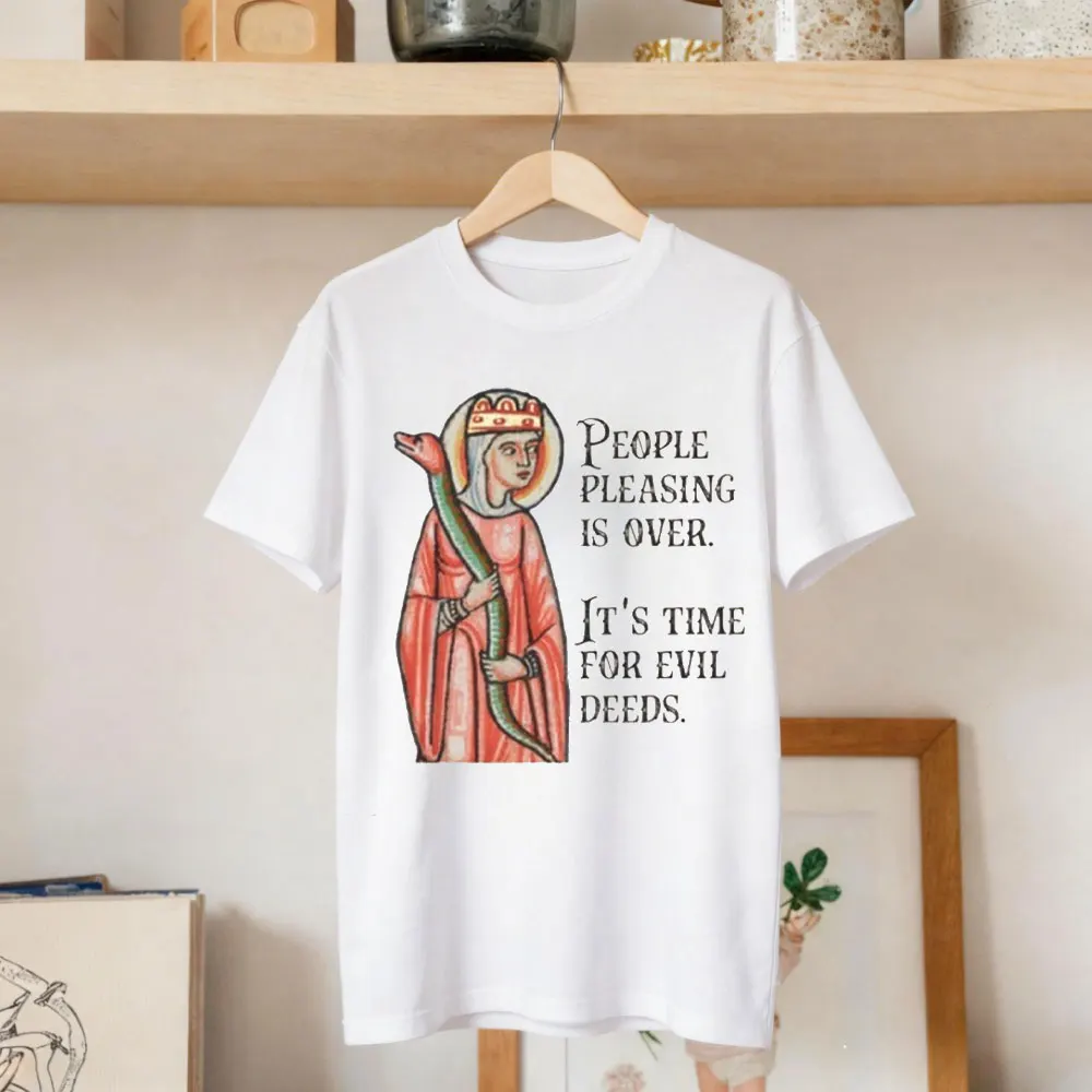 Camiseta Evil Deeds, camiseta feminista medieval, camiseta gráfica progresista, camiseta divertida anti-people-pleaser, camisetas con patrones clásicos