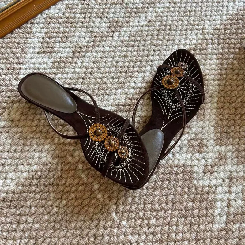 Summer 2025 New Fashion Flip Flops Women Wear Vacation Kitten Heel Rhinestone Toe Sandals