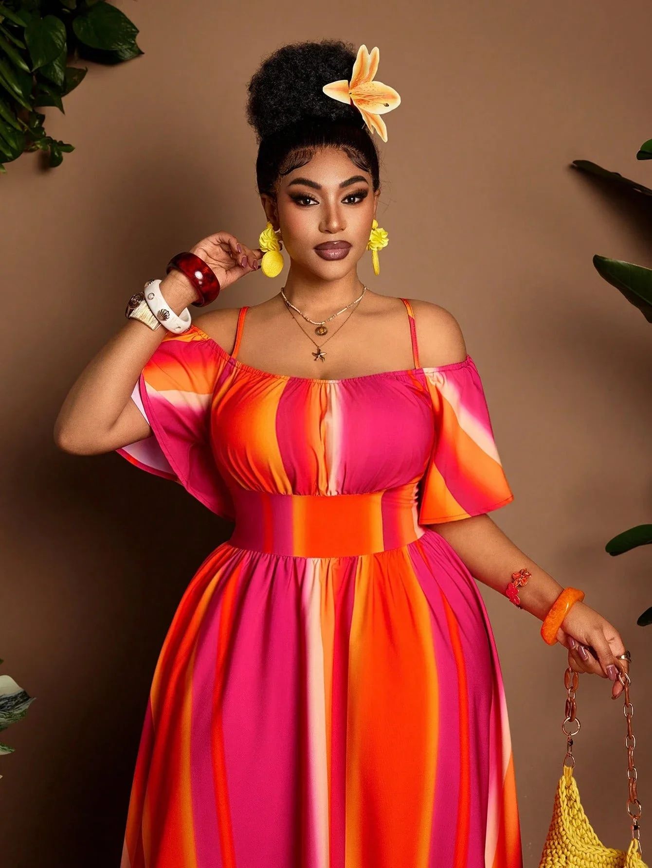 

Летнее макси-платье с открытыми плечами, приталенное, с полосатым принтом, больших размеров