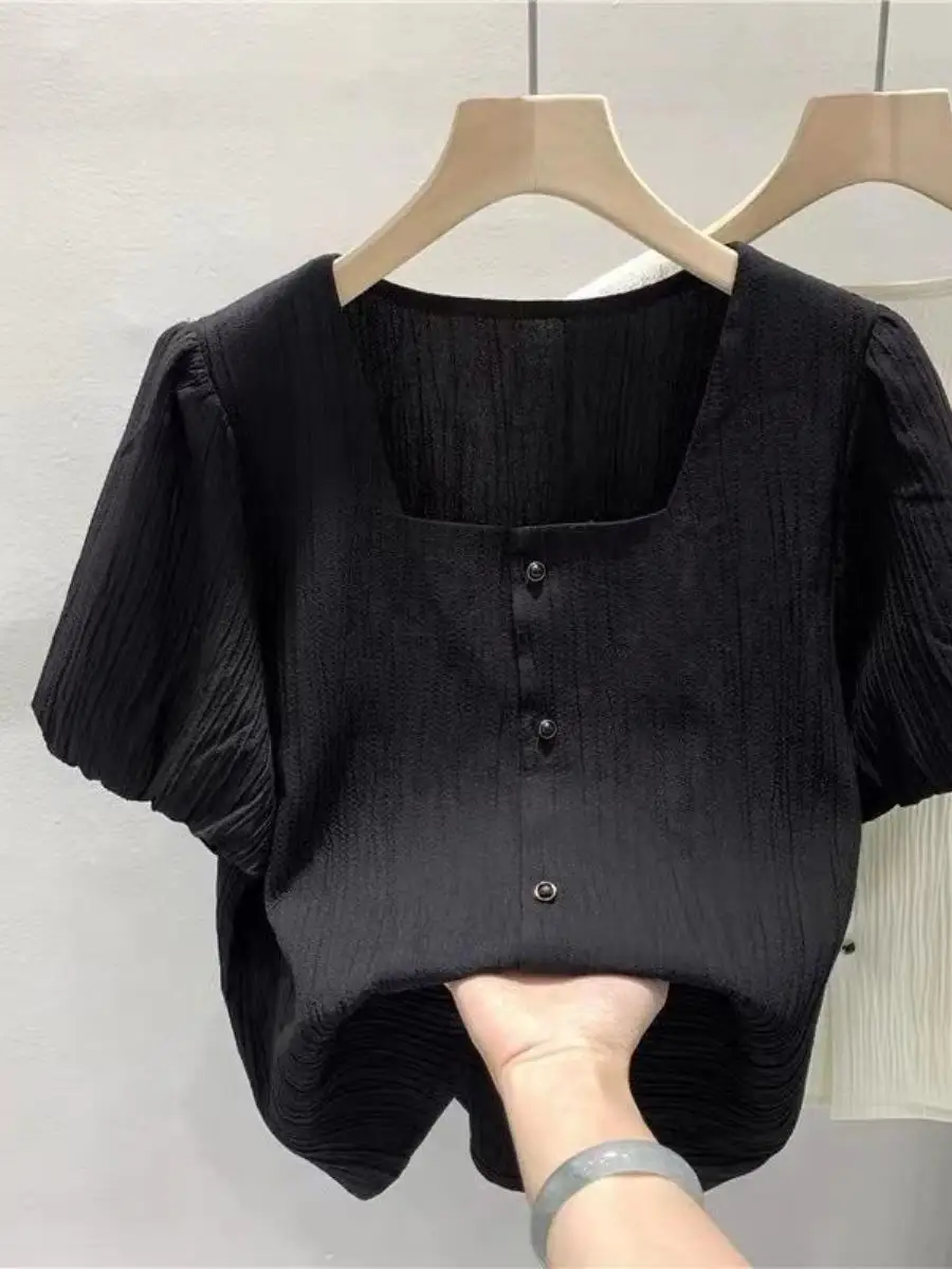 csa-de-manga-curta-com-detalhe-em-bolhas-para-o-verao-top-preto-com-gola-quadrada-conjunto-e-e-faionavel-de-dua