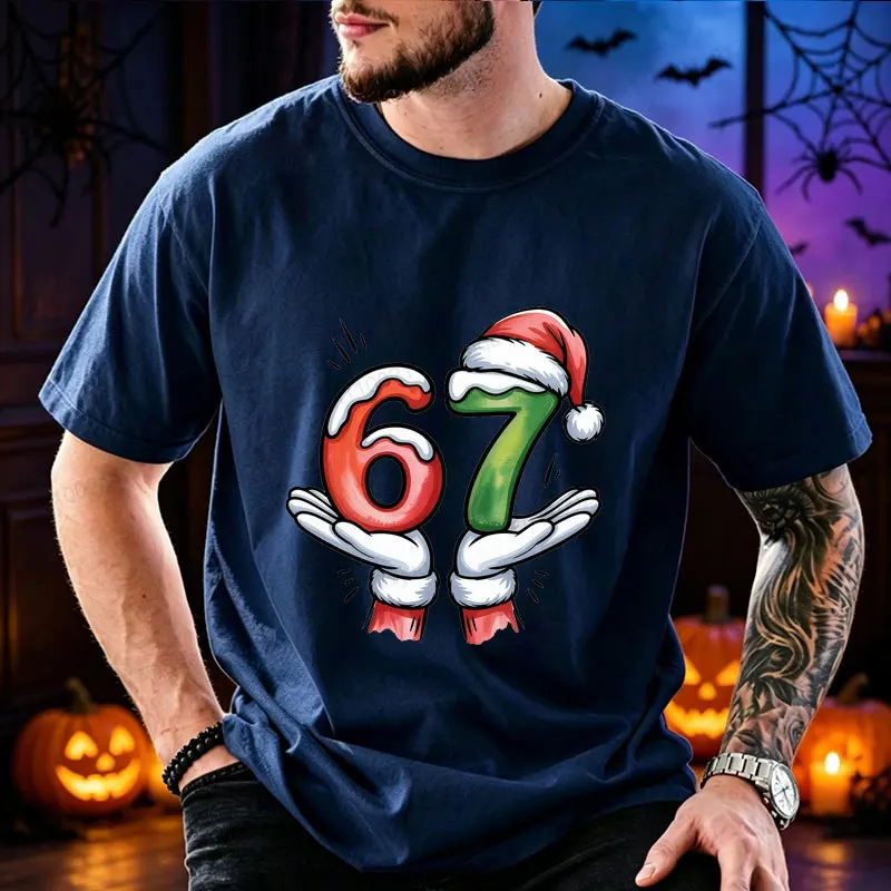 Weihnachts-T-Shirt für Herren, Grafik mit Santa-Handen, die die Zahl 67 halten, kurzärmeliges T-Shirt, Weihnachts- und Feiertags-Freizeitoberteil, Party-Outfit – Detail 5