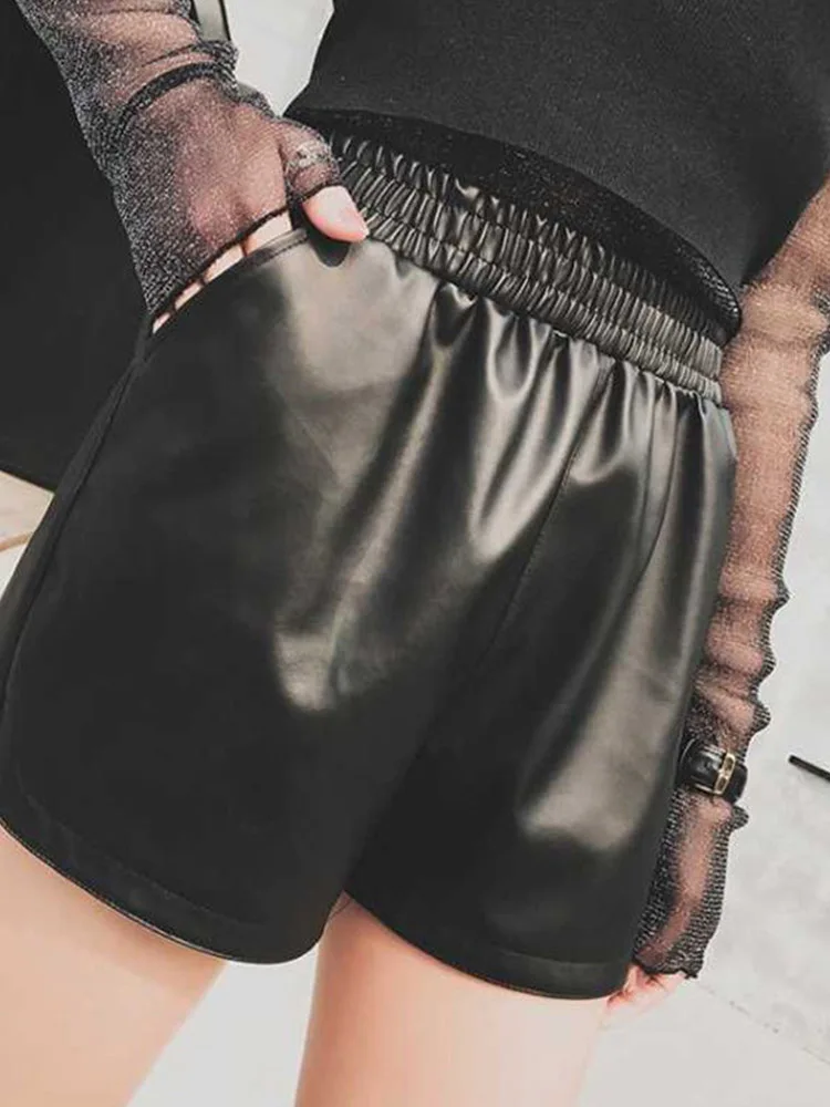 Shorts de couro PU de cintura alta para mulheres, botas casuais de pernas largas, soltas e finas, versão coreana, novo