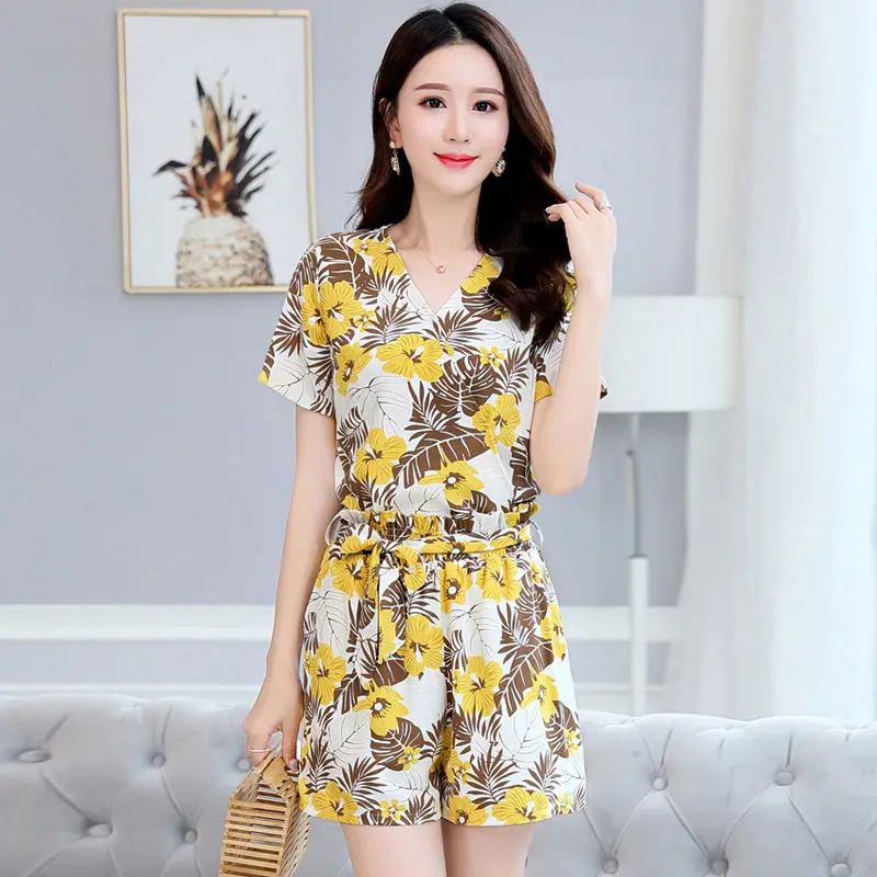 Women\'s Korean Fashion Small Floral V-neck Short Sleeved T-shirt Tops And Wide Leg Shorts 2 Two Piece Sets 2024 New Summer Suit