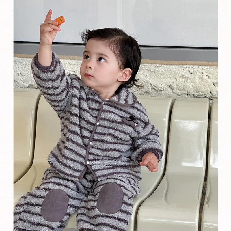 طقم بيجامة من الصوف المرجاني للأولاد 2025، ملابس نوم فائقة النعومة بأكمام طويلة للأطفال في فصل الشتاء مكونة من قطعتين