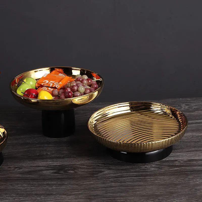 

A Light Luxury Black and Gold Two-tone Ceramic High-legged Fruit Platter A Model Room Hotel with High-end Goldendesktopornaments