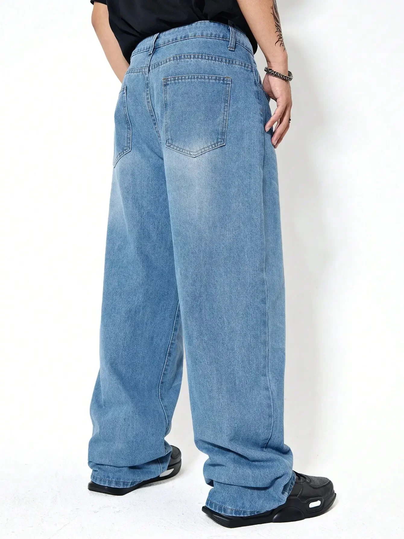 Manfinity Hypemode Weite Passform Herren Jeans mit schrägen Taschen in Dunkelwaschung, Herren Loose Fit Jeans