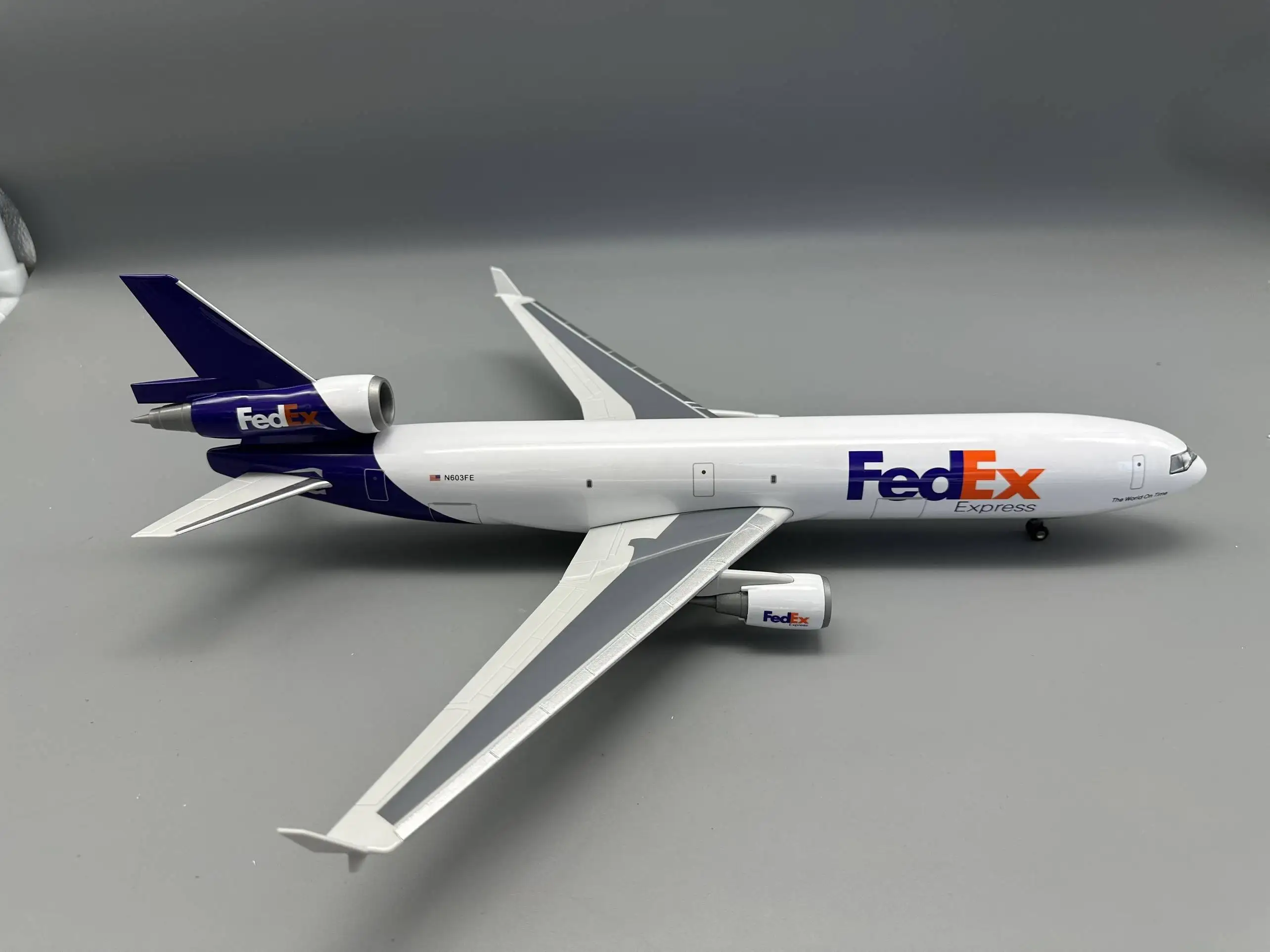 MD11 FedEx Cargo Airways 47cm 1:130 Scale Model Plane MD-11 Resin Airplane with Landing Gear & Wheels Aircraft Ornament Gifts
