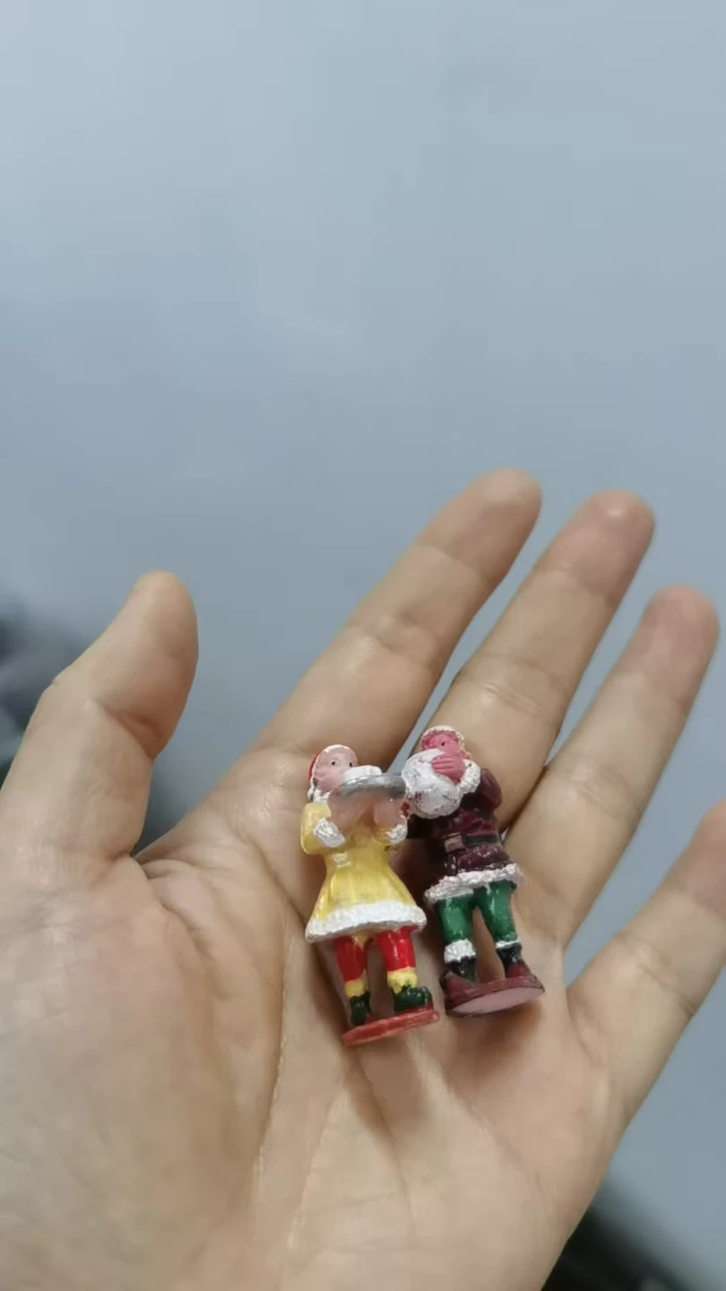 Miniature Resin model mental psychological sand table game box court therapy  two  girl  wearing  christmas  hat 2 pcs/set