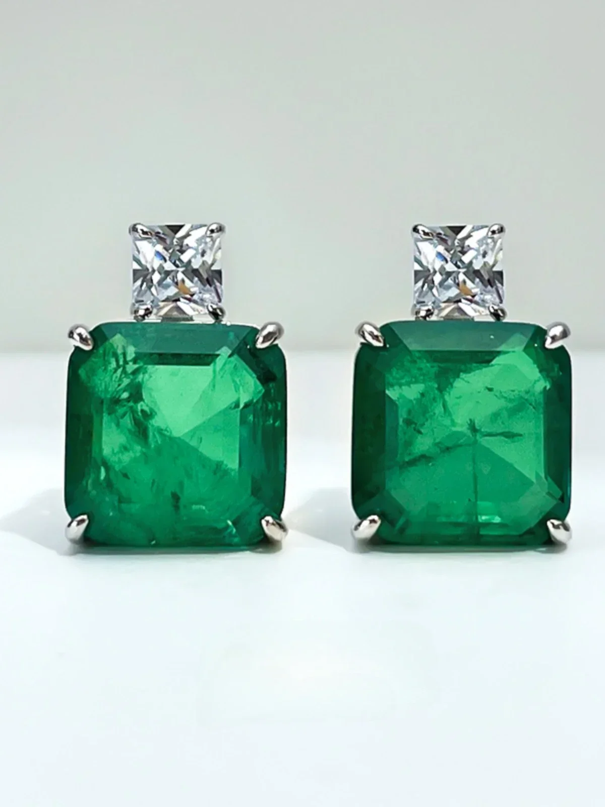 

10 carat artificial emerald earrings, simple and cool style, high-end and versatile temperament, princess E185 wedding jewelry