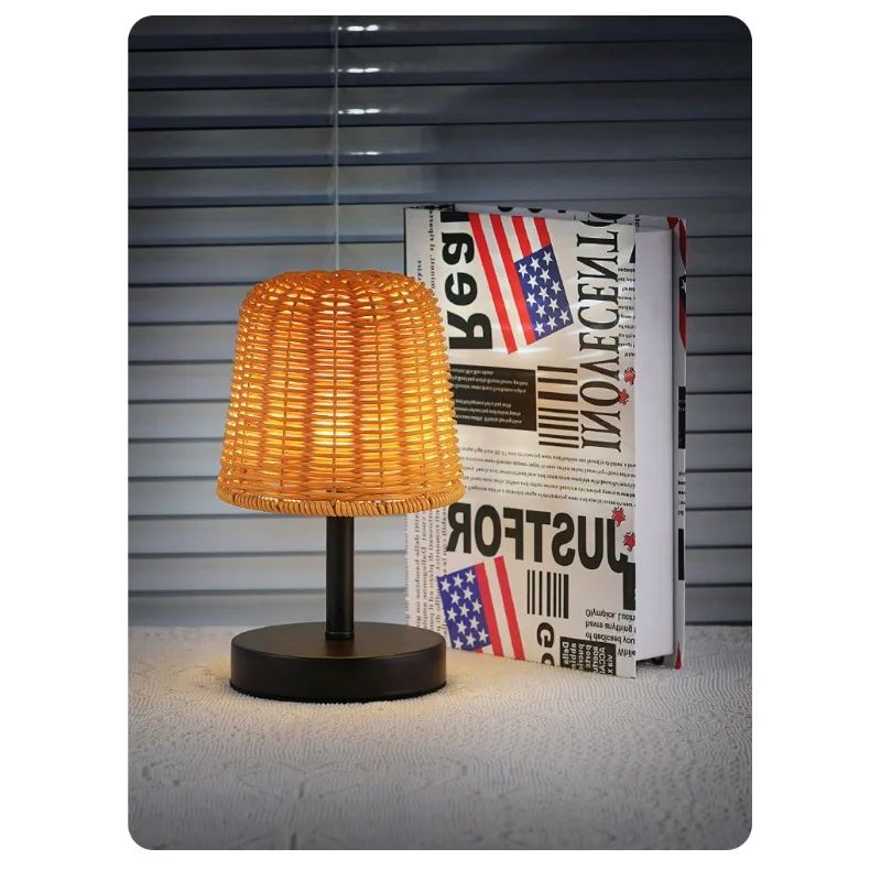 Lampada da scrivania Wabi-sabi letteraria retrò, lampada da letto Tatami per camera da letto, atmosfera retrò avanzata di tessitura in rattan, creatività della lampada americana