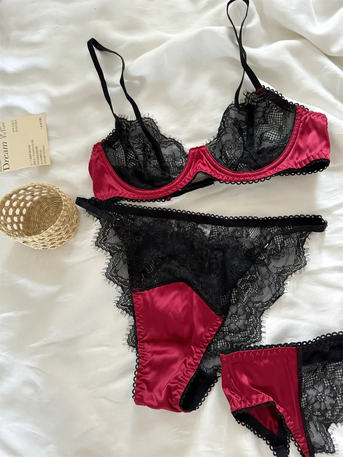 Set di reggiseno Sexy in tre pezzi di biancheria intima sottile e grande del seno reggiseni di pizzo sexy lingerie da donna romantica traspirante con tuta intima