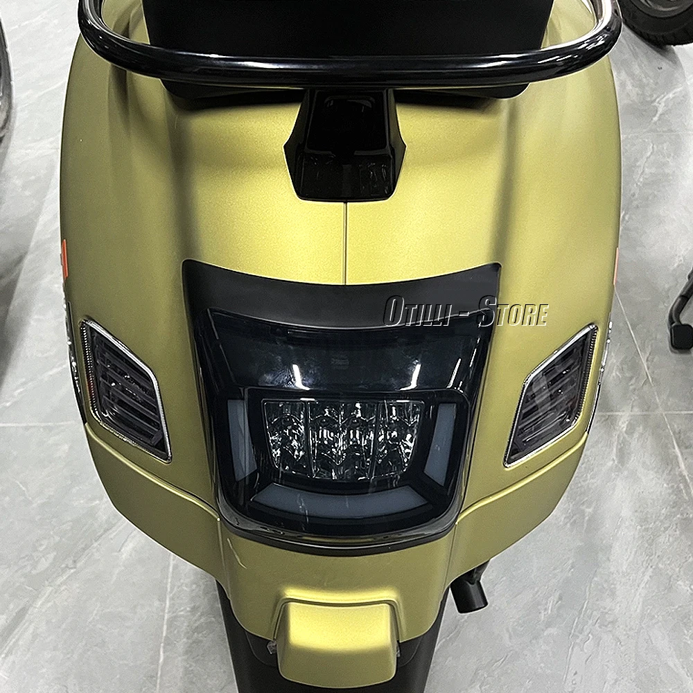 Image of Für Vespa GTS 300 GTS300 GTV GTV300 2023 2024 2025 LED-Rücklicht Bremslicht Rot Rauchglas Rückleuchte Kennzeichenbeleuchtung Tagfahrlicht Blinker