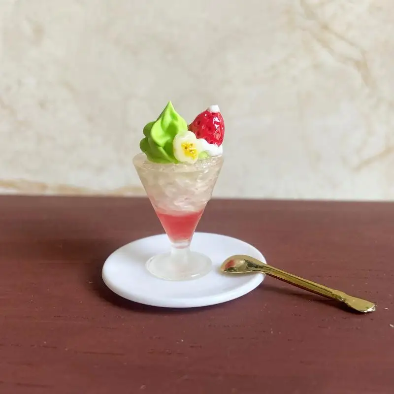 

1-5Pcs Miniature Dollhouse Cream Cake Set - Christmas Strawberry Desserts for Pretend Play Kitchen, Role-Play Toy for Kids