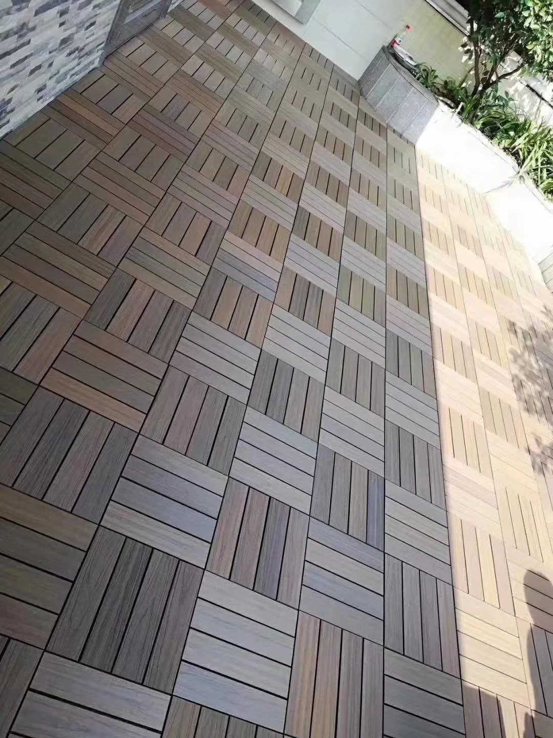 Piso de madera laminado de madera de la baldosa de cubierta cuadrada entrelazada impermeable WPC