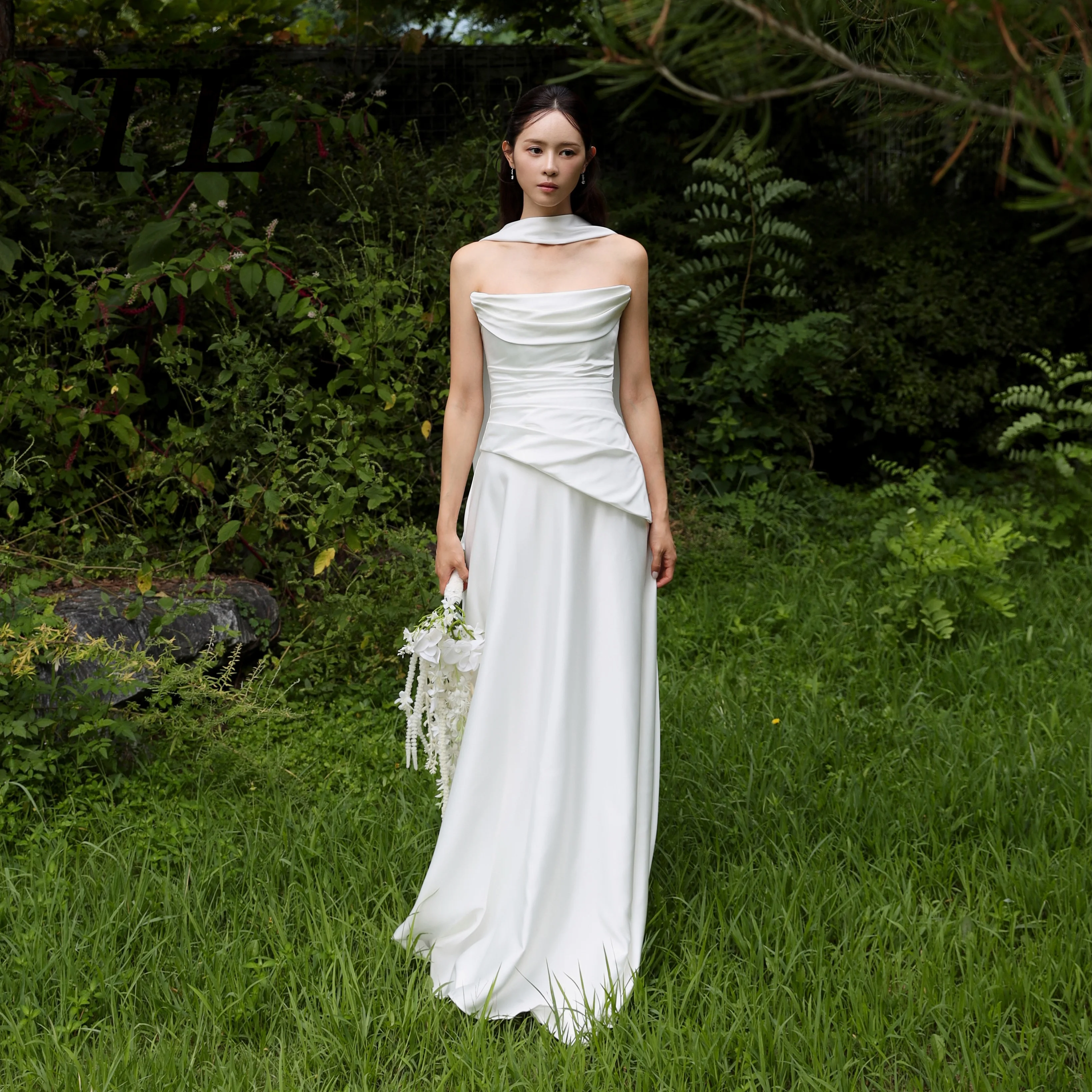 TL 2027 Customized Elegant White Strapless Wedding Dress Modern Ruched Satin Bridal Gown Long Scarf Evening Dresses
