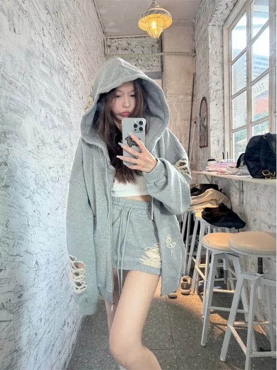 Set Wanita Kasual Longgar Musim Gugur 2025 Baru, Sweater Berlubang dengan Topi, Rok Pinggang Tinggi, Set Dua Potong Trendi
