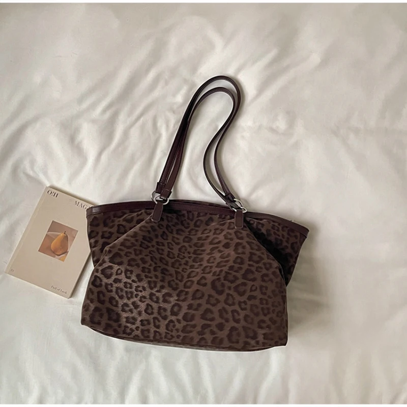 Vintage-Umhängetasche mit Leopardenmuster, Winter-Handtasche aus Kunstwildleder mit großem Fassungsvermögen, verstellbarer Riemen, Metallring-Dekoration, weiche Hobo-Tasche. – Detail 8