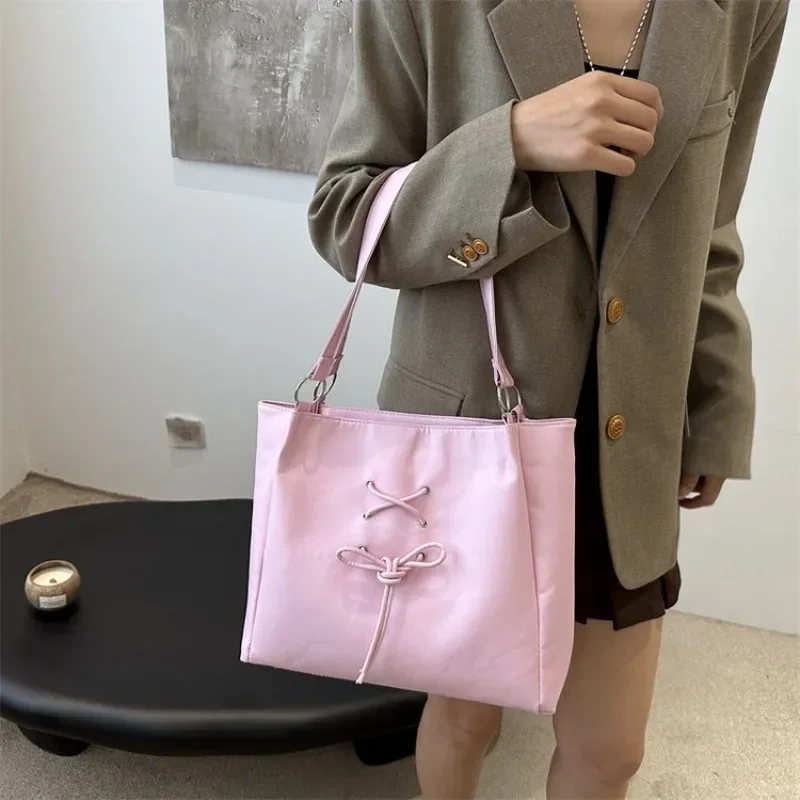 

Стильная квадратная дизайнерская сумка-сатчел для подгузников, женская кожаная сумка-тоут с большой вместимостью, элегантная сумка через плечо для женщин.