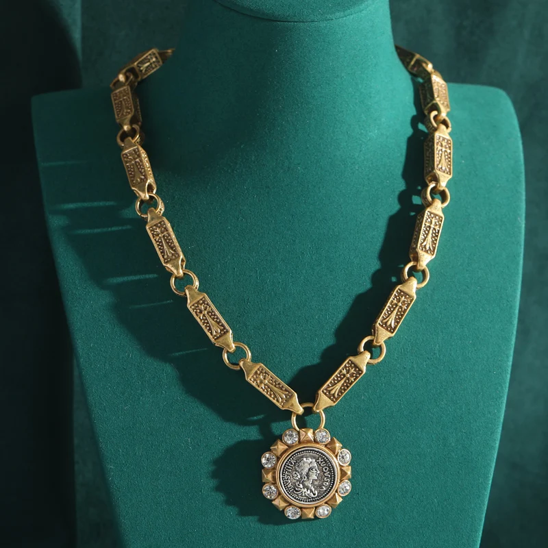

Gold Color Vintage Luxury Queen Head Coin Pendent Necklaces Antique Classic Elegant Engagement Jewelry 2026 Party Bride Woman