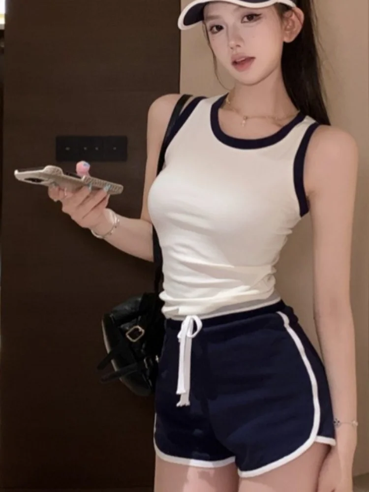 

Спортивный комплект для девушек: укороченный топ с цветовыми блоками и шорты на шнурке – стильный образ для крутой девушки, комплект из двух предметов.