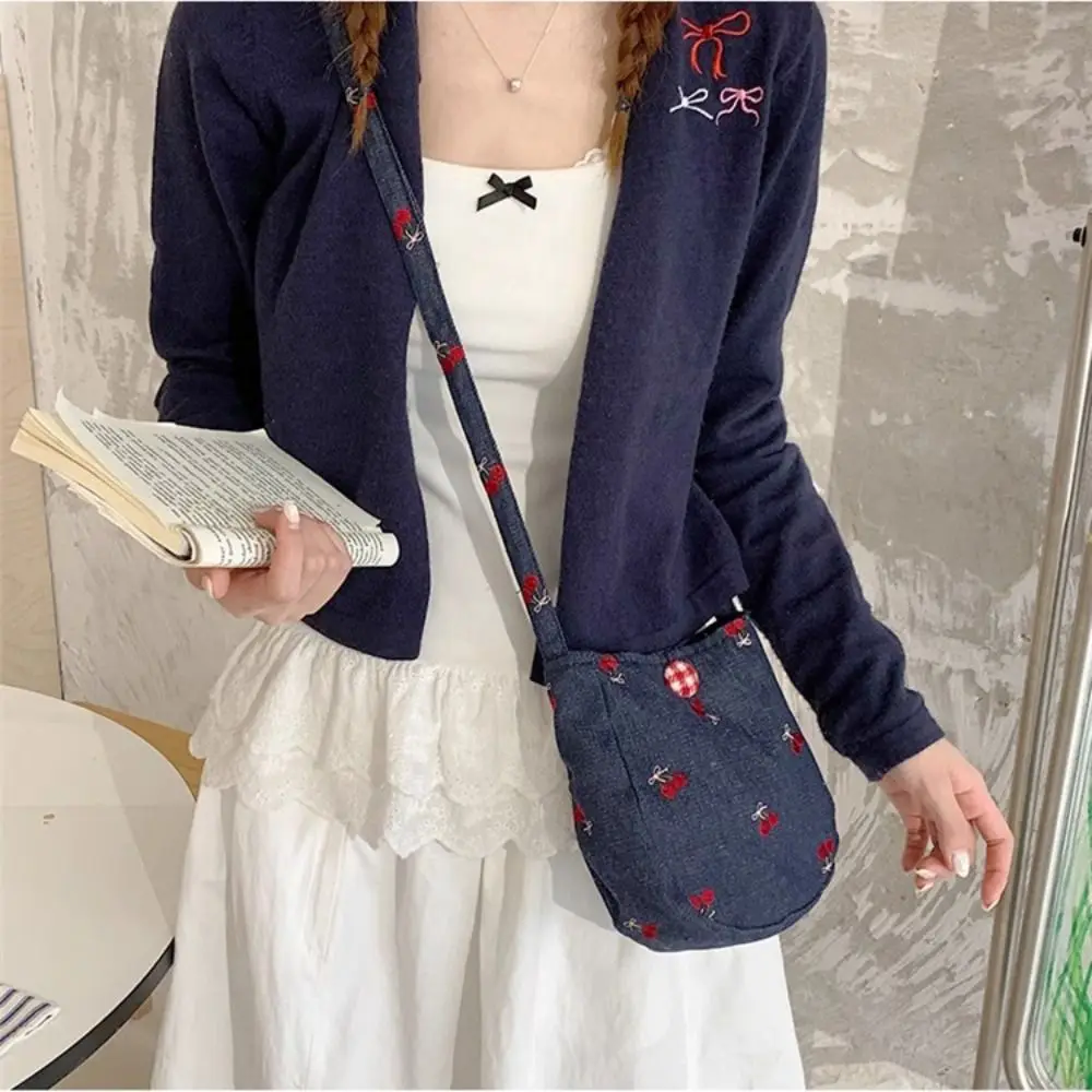 Y2K الدنيم حقيبة قماش قنب لطيف سعة كبيرة مطرزة الكرز حقيبة كروسبودي حقيبة يد البلد نمط الجينز حقيبة ساعي الشارع الشهير