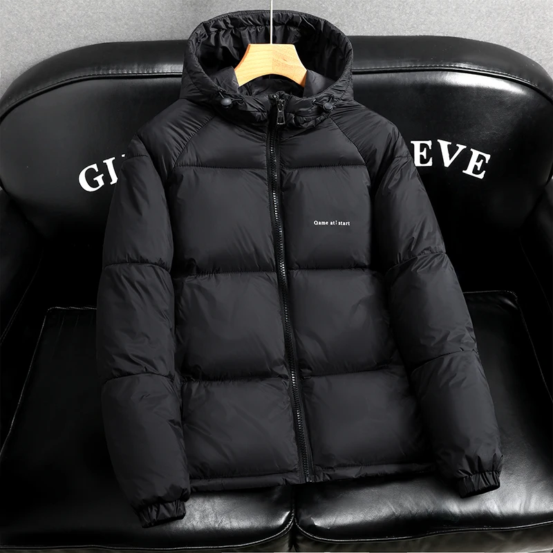 

Тепло и стиль: Новая зимняя мужская хлопковая куртка с капюшоном, легкая повседневная верхняя одежда, модная городская молодежная модель из полиэфирного волокна, длинный рукав.