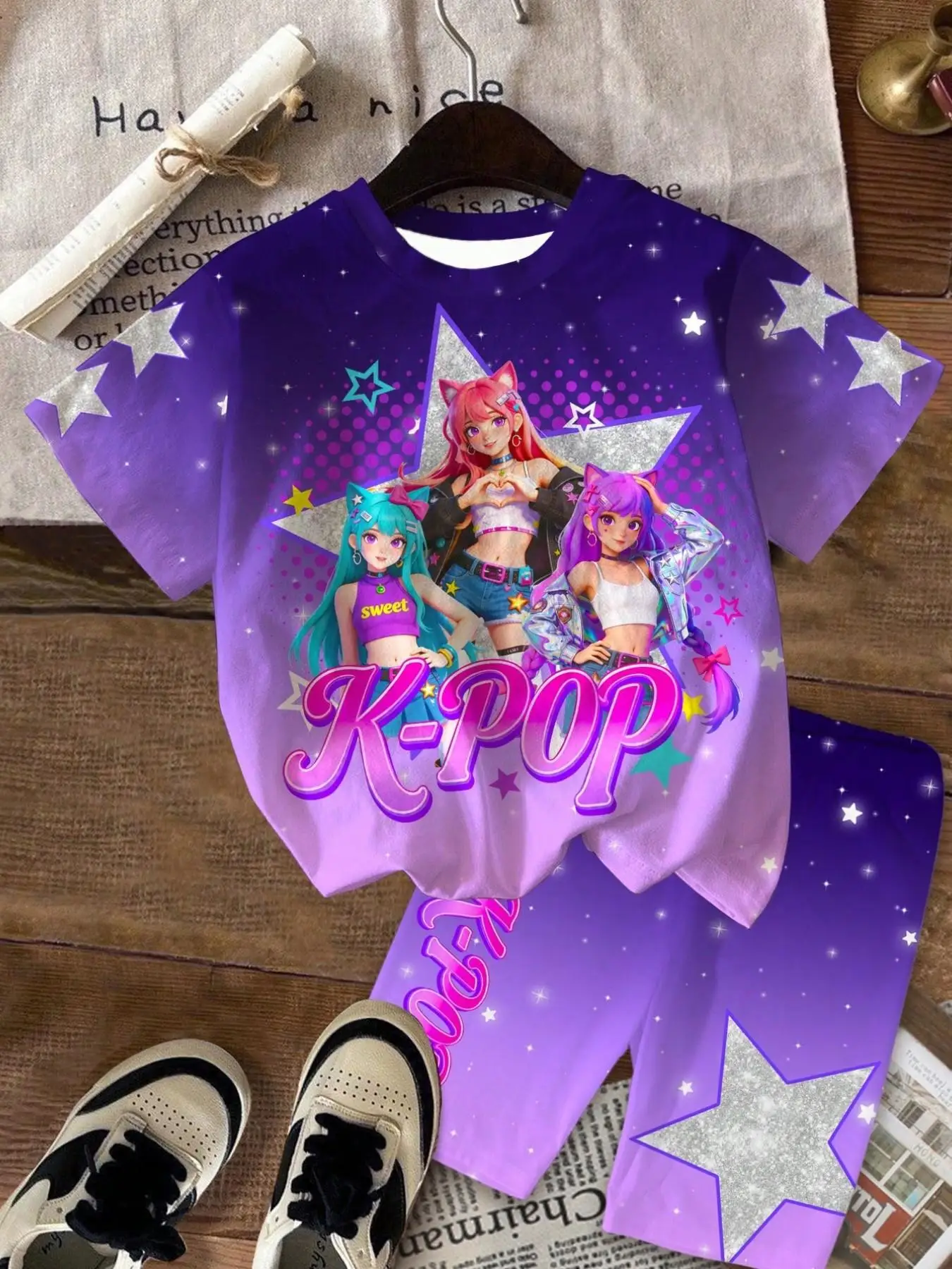 Zweiteiliges Set für Mädchen mit lila Farbverlauf, Anime-Sternenmuster und koreanisch inspirierter Ästhetik; inklusive einem Rundhalsshirt. – Detail 3