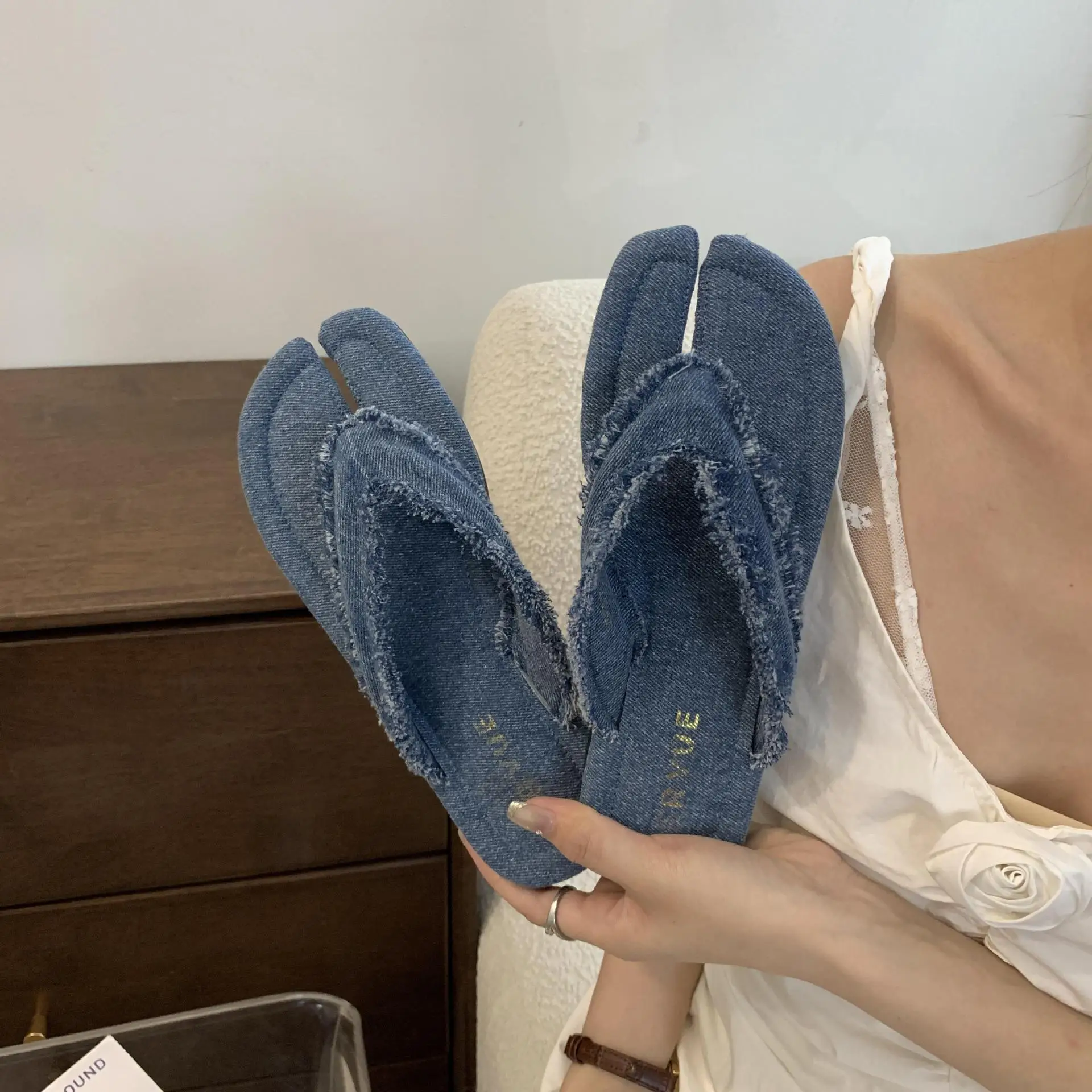 Chinelos de borracha baixa para mulheres, designer plano, sapatos femininos baixos, slides de luxo, denim havaiano, tecido macio Fretwork, verão, 2024