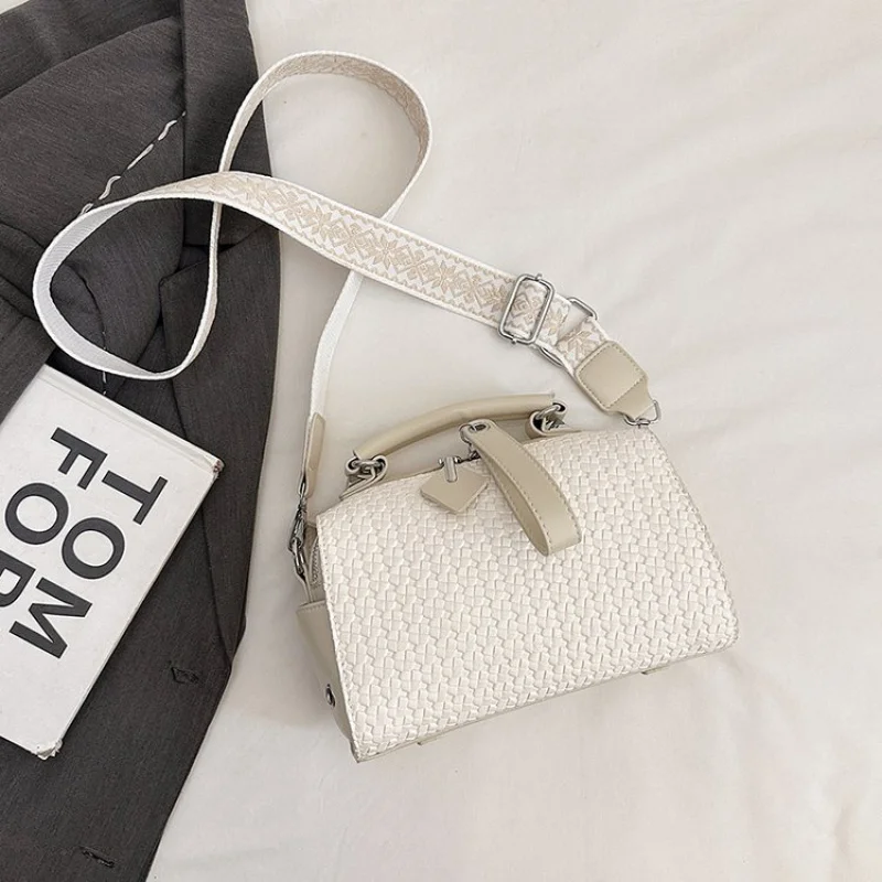 

Women's Fashionable Tote Bag Made Of Premium Leather Featuring Trendy Design Elements And Paris Classic Details​