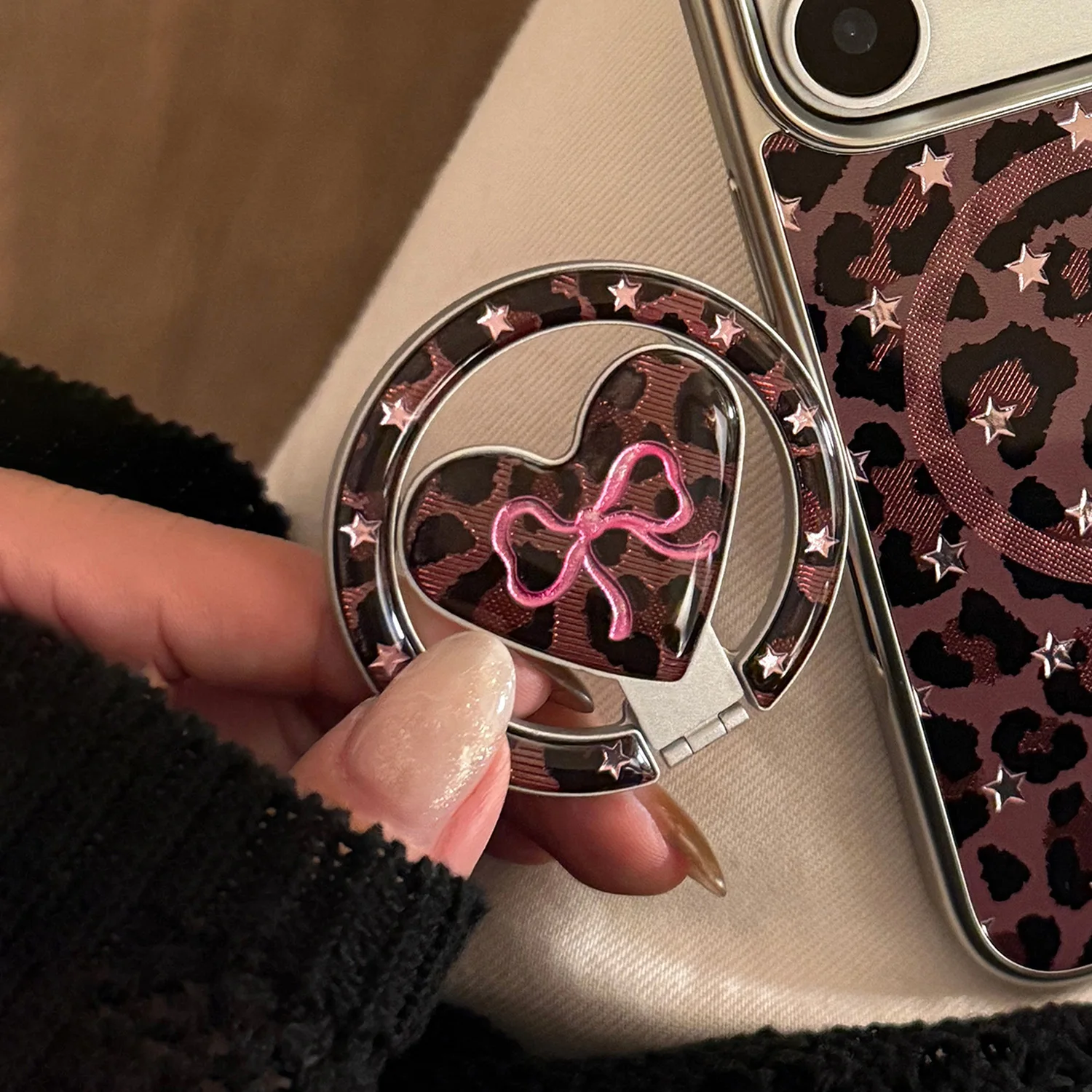 

Heart Leopard Print Phone Holder Y2K For Magsafe Magnetic Stand Foldable For iPhone17 Wireless Charging Case Holder