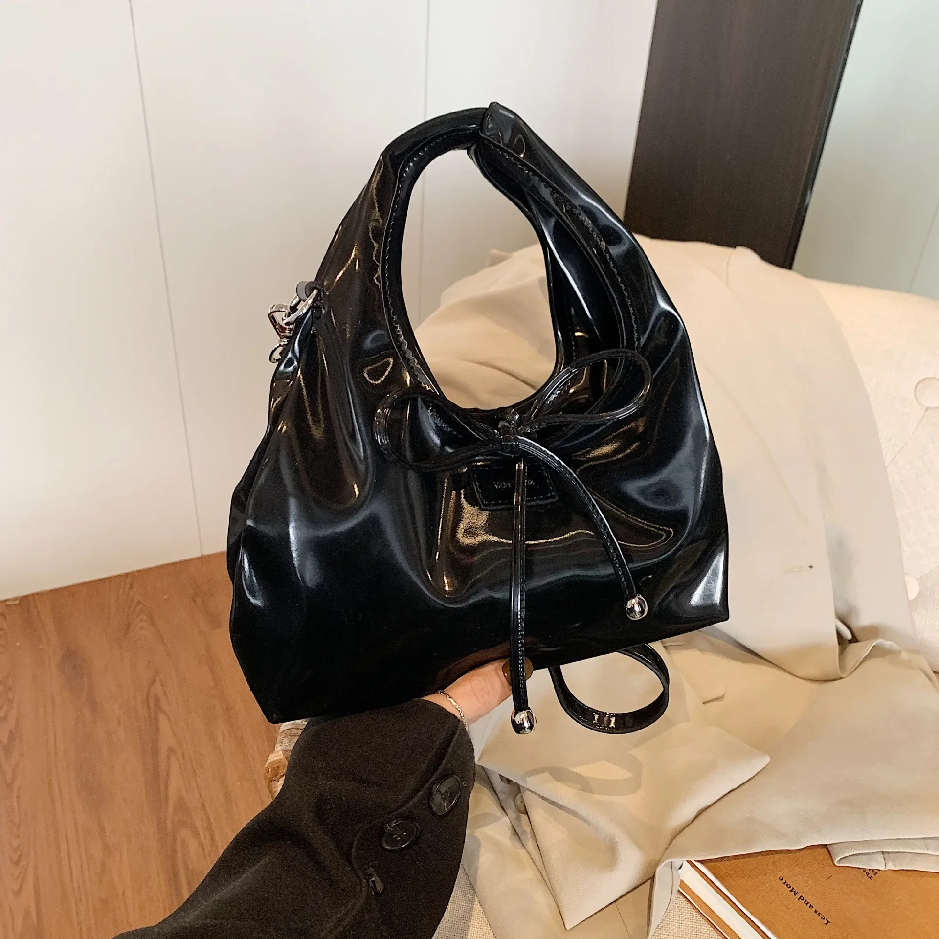 

2025 Новинка! Высококачественная женская сумка-тоут с бантом для подмышек — просторная ручная сумка через плечо, роскошная маленькая квадратная сумка