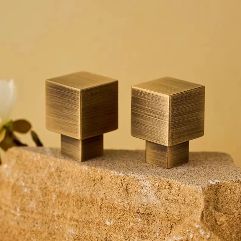 Französischer Retro-Möbelbeschlag, Messing-Schranktürgriff, Kleiner Quadratischer Knopf für Kleiderschrank und Schublade in Hochwertiger Antik-Bronze – Detail 8