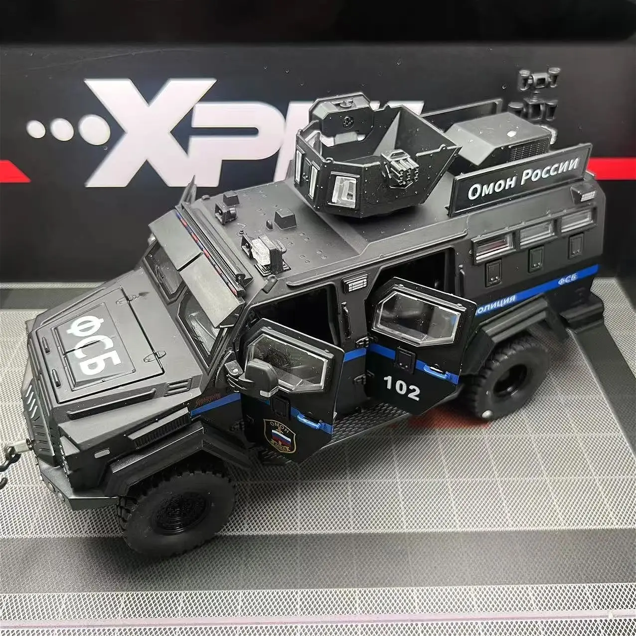 

1:24 Saber-toothed Tiger Armored Car High-end Edition Simulation Alloy Simulation Police Car Off-Road Vehicle Toy Diecast Alloy