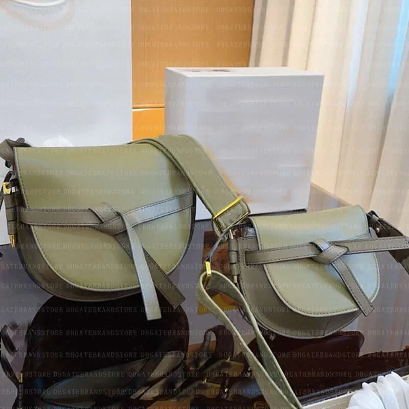 

Дизайнерская женская сумка-седло на плечо из натуральной коровьей кожи, высококачественная, с бантом, кошелек-клатч, модная, с широким ремнем и азбучным принтом