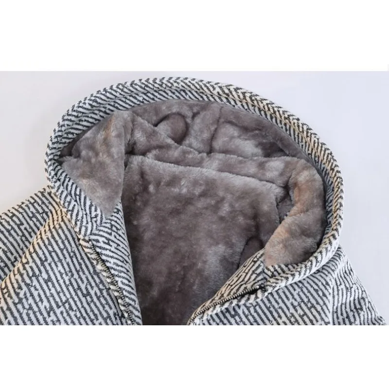 ชุดเซ็ตสองชิ้นผู้ชายสไตล์อเมริกัน ผ้าฟลีซหนานุ่ม ทรงหลวม ใส่ได้หลากหลาย ชุดผู้ชายครบเซ็ต ระดับไฮเอนด์ ชุดลำลองสำหรับฤดูใบไม้ร่วงและฤดูหนาว