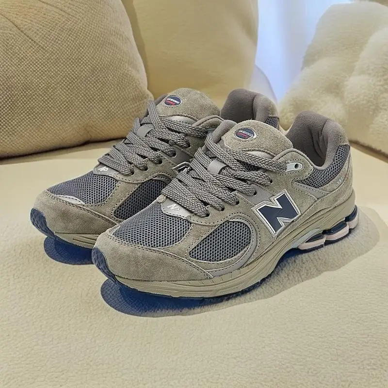 

Durable and shock-absorbing running shoes with a soft sole that is lightweight, comfortable, and does not rub against the3