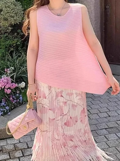 طقم صيفي أنيق للسيدات بتصميم عطلة، يتكون من صدرية بدون أكمام بثلاثة أشكال وتنورة قصيرة مزينة بالزهور والشراريب، من قطعتين، مص...