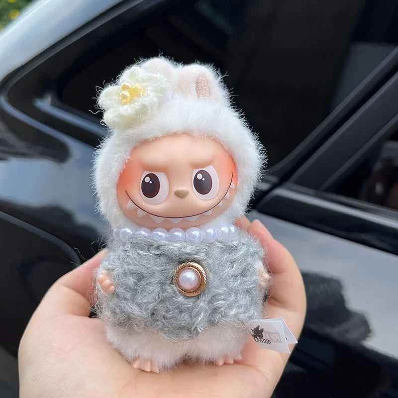 ل Labubu 4.0 دبوس للحب الملابس عبق الرياح الصوف سترة اللؤلؤ قلادة مجموعة Labubu V4 الملابس دمية صغيرة مجموعة الموضة