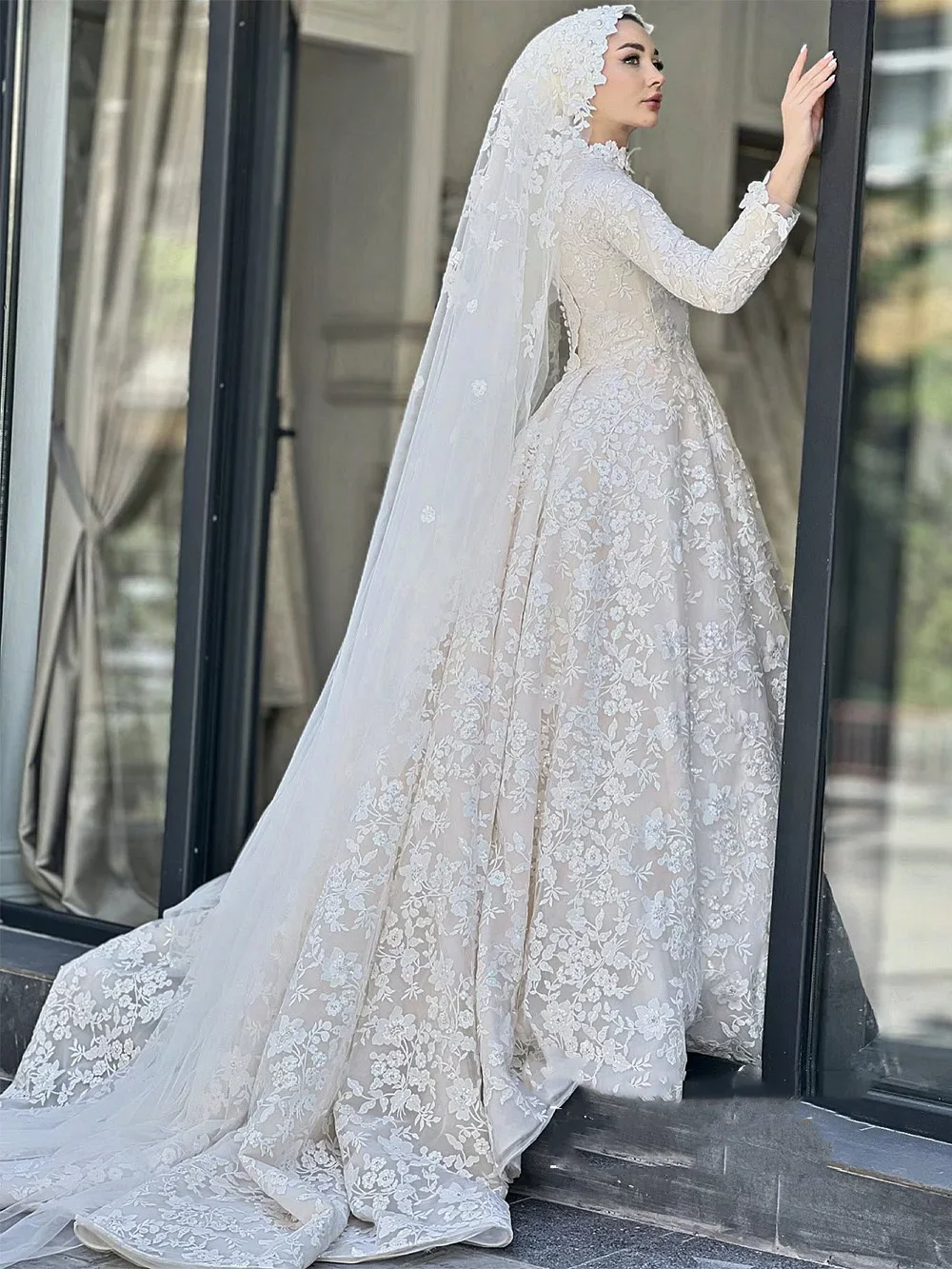 맞춤 제작된 고급 레이스 웨딩드레스 무실럼 가운 하이넥 긴팔 스윕 트레인 A라인 아라비안 우아한 신부 드레스