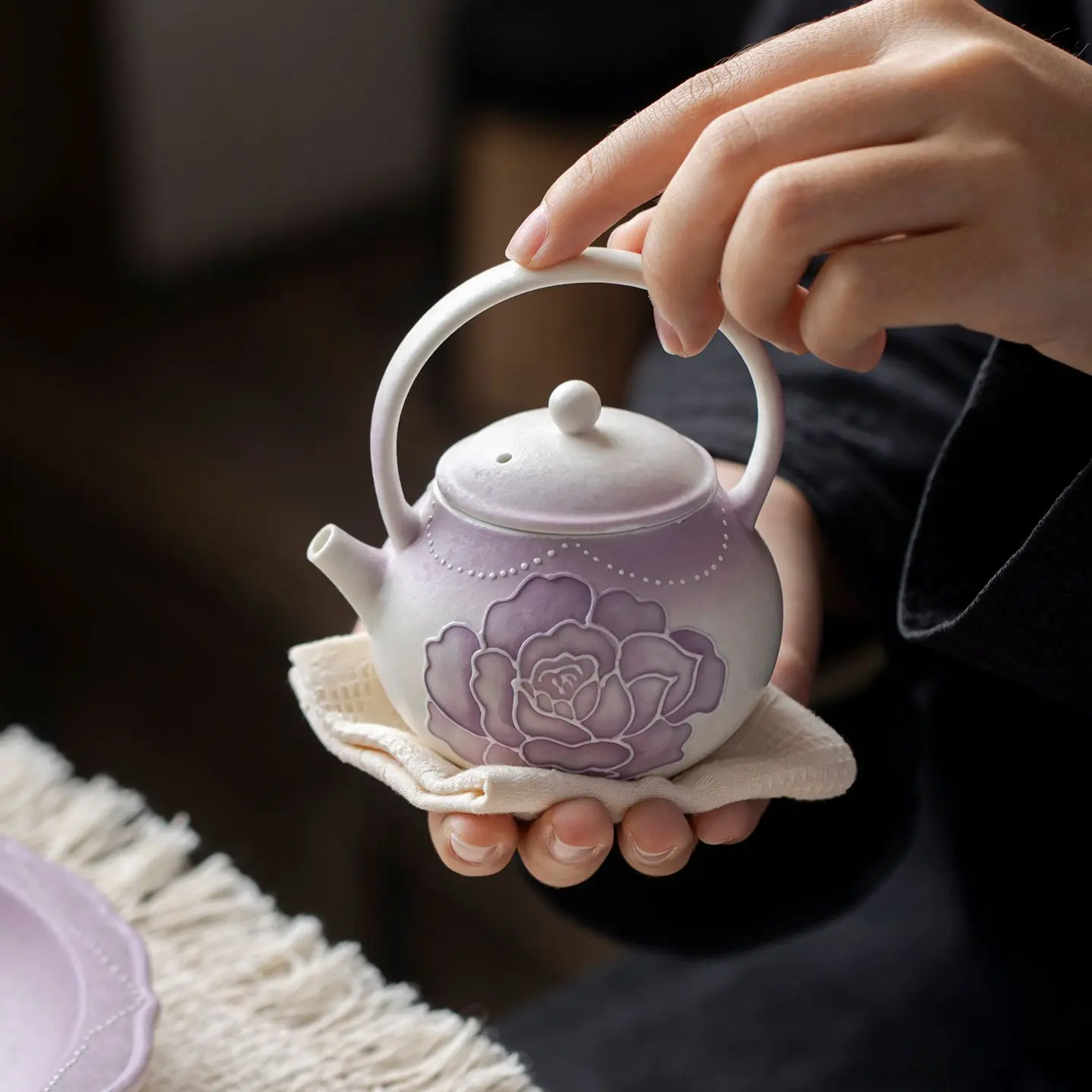 Rock Mine White Hand-Painted Rose Ceramic Teapot Small Loop-Handled One Person Drinking Tea Set Ball Hole Filter Retro Style