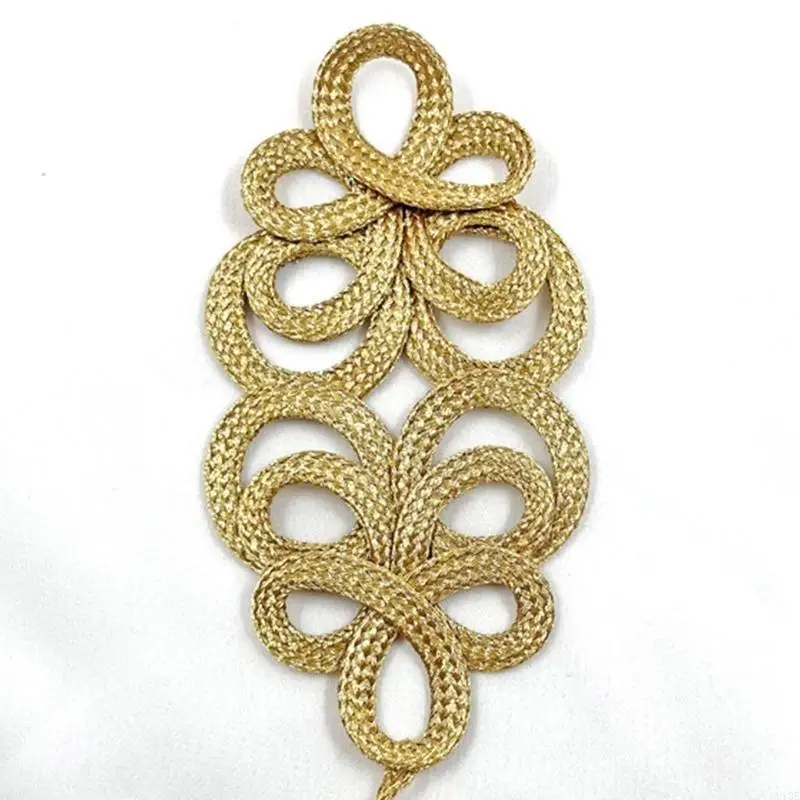 Плетеные цветы сшивают пятна.