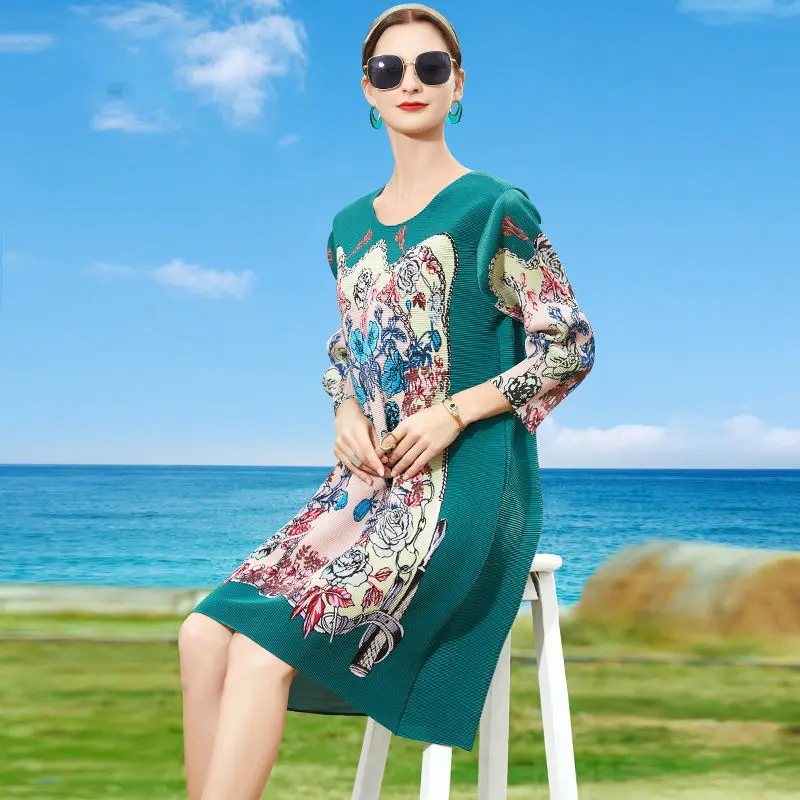 

Square retro pleximing dress 2023 spring and summer seven-point sleeve round neck green print large size cover meat thin dress