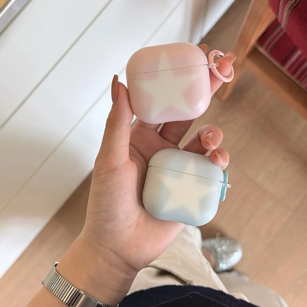 Modische, ästhetische, weiße Schutzhülle mit großem Sternenmuster in Hellblau und Rosa, matt, für AirPods 2 3 4 5 Pro2 Pro3