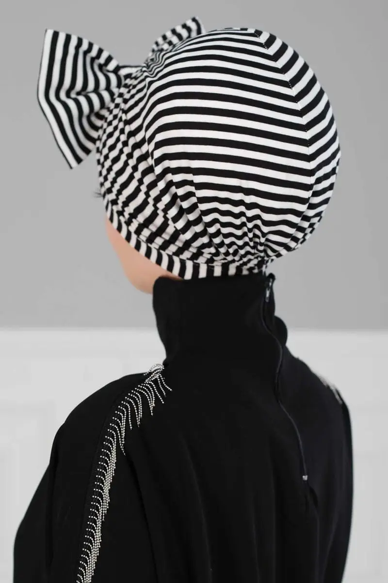 Arco gigante com osso preto