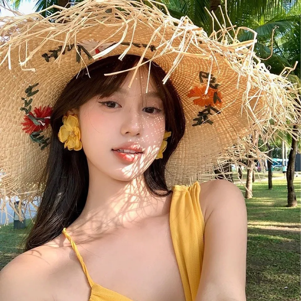 

Big Brimmed Straw Hat for Women During Spring and Summer Beach Vacation, Providing Shade and Sun Protection on The Beach