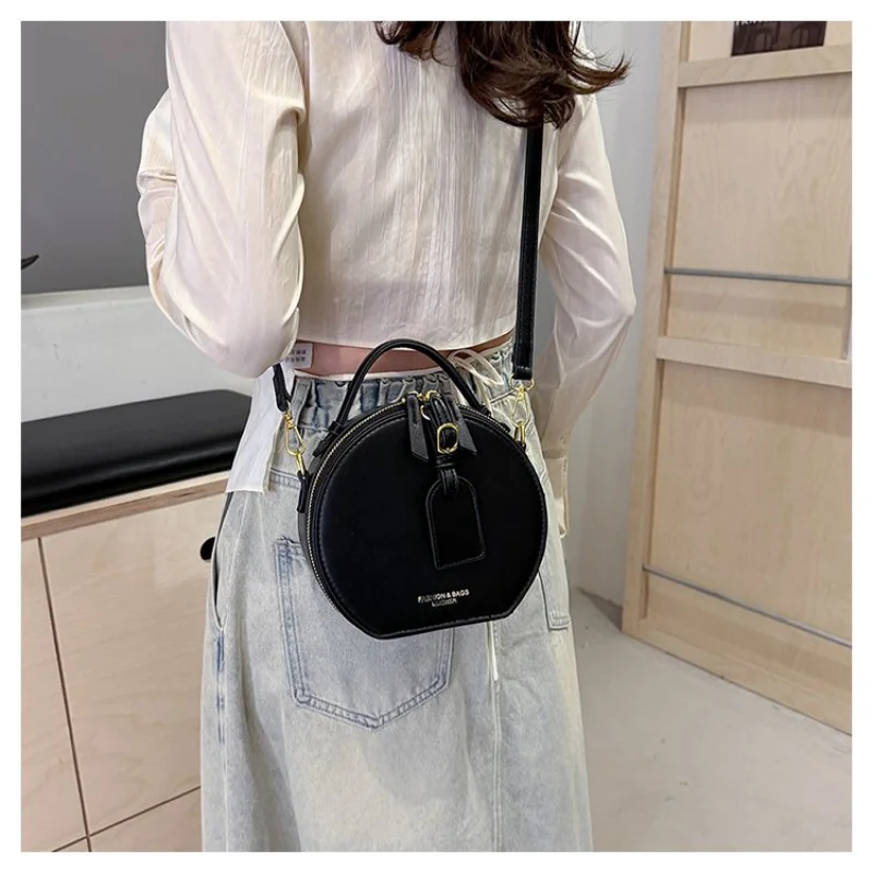 حقيبة كتف نسائية راقية مصنوعة من الجلد الفاخر تتميز بمظهر يومي أنيق كاجوال من باريس ​