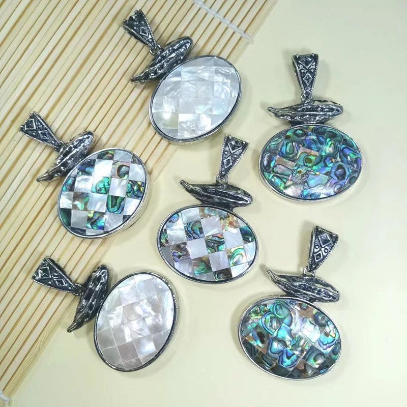 

Natural Shell Pendant Metal Wrapped Abalone Shell Splicing Shell Oval Handmade Crafts Necklace Jewelry for Women Men