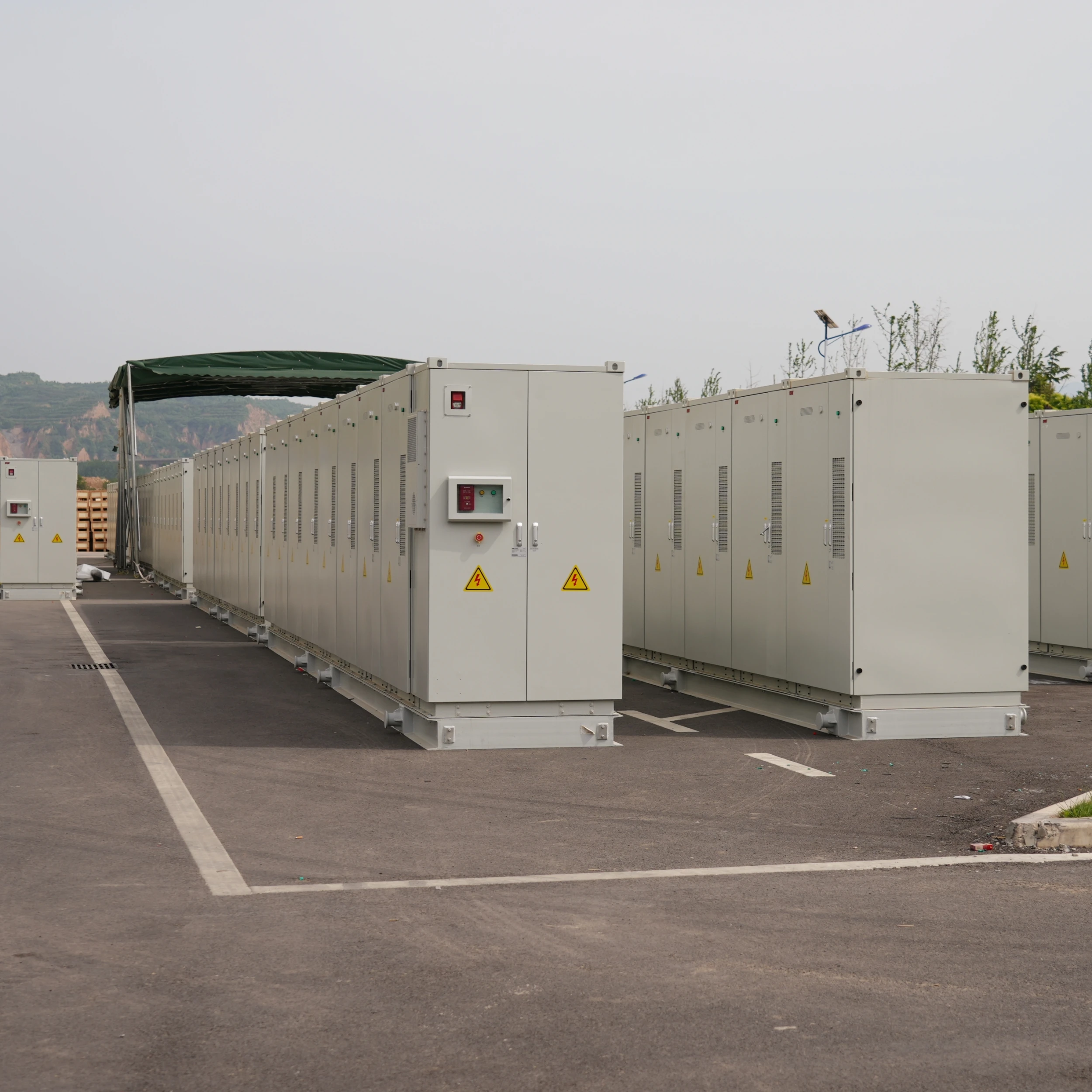 商業用太陽光発電マイクログリッドシステム蓄電コンテナ高電圧100kWh-500kWhリチウムイオン電池オフグリッド接続
