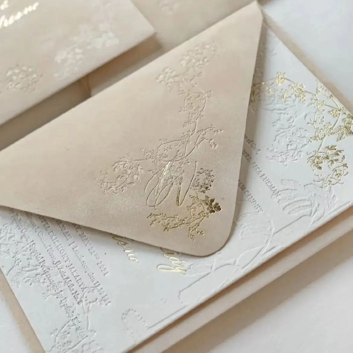 

Роскошные свадебные приглашения из золотой фольги на заказ | Высеченная карта RSVP | Дизайн Letterpress с конвертом