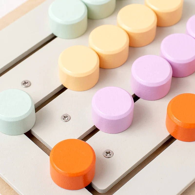 Il giocattolo di corrispondenza dei colori con ingranaggi in legno presenta una varietà di disegni di ingranaggi colorati I bambini hanno esploderà praticano corrispondenza e develo